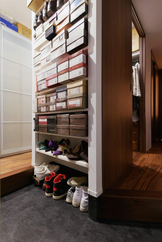 玄関土間を広げた靴収納タワーとウォークスルーのクローゼットで動線も完璧です。