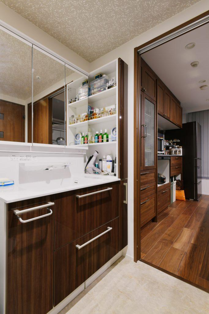 キッチンとリビングと2方向からアクセスできる洗面室で家事動線も効率アップ。