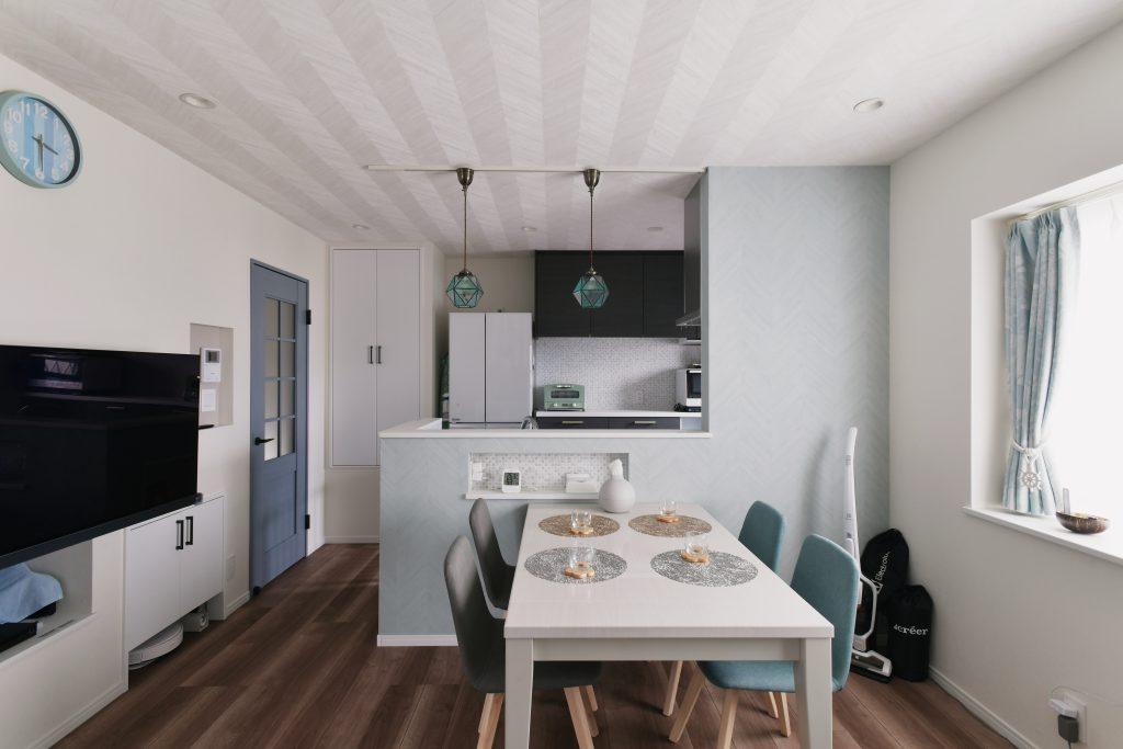 子世帯の内装はテーマカラーのブルーで統一。天井にはさりげなくストライプを入れて雰囲気をアップ。