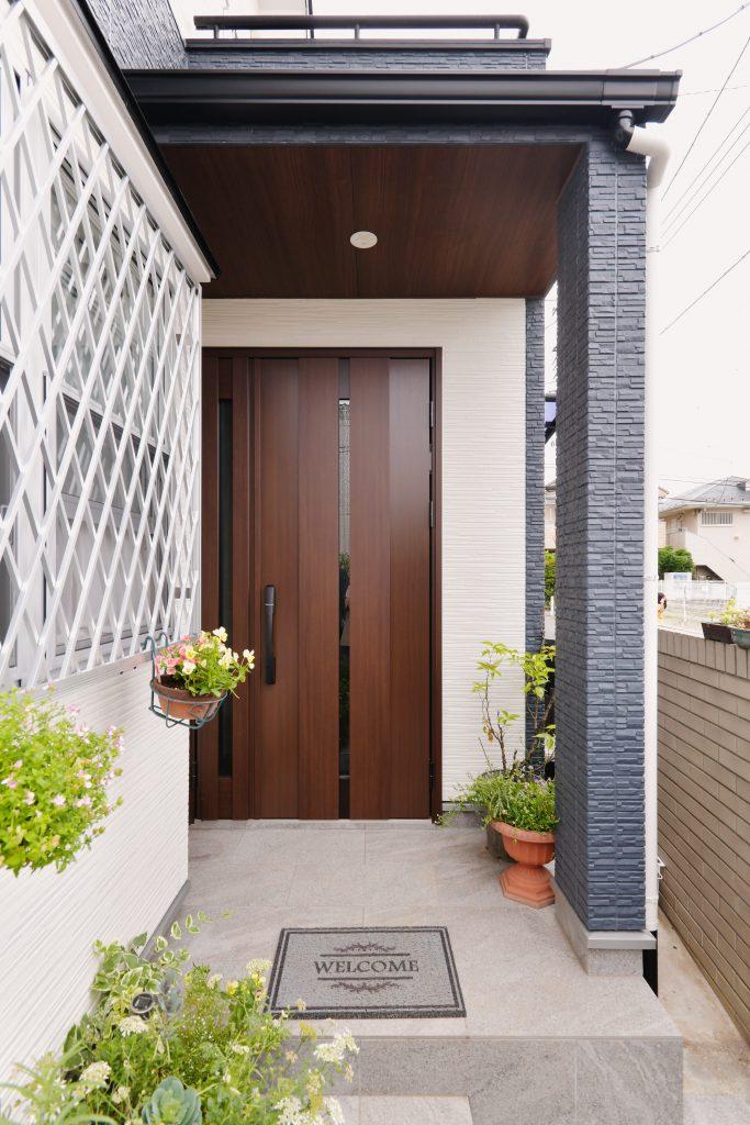 外装や玄関廻りも一新。スマートキー仕様の玄関ドアは買い物帰りも楽々。
