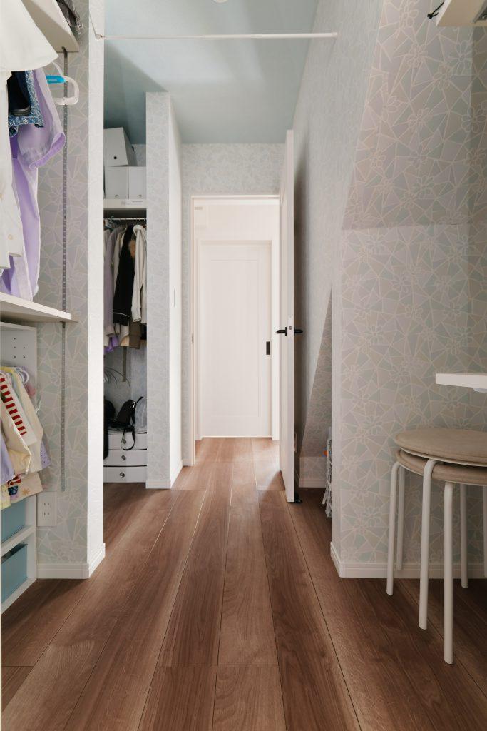 子ども部屋と廊下の二方向から出入りできるファミリークローゼット兼物置。たっぷり使える広さを確保しました。
