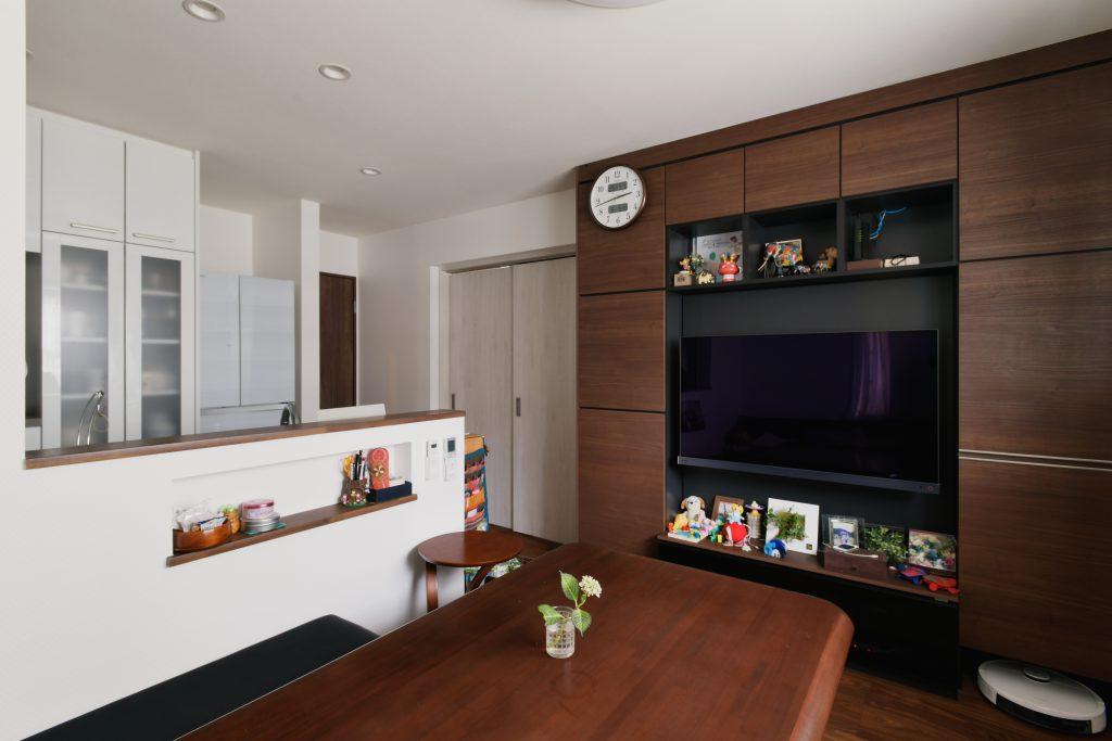 親世帯のリビングは落ち着いたウォルナットで統一。