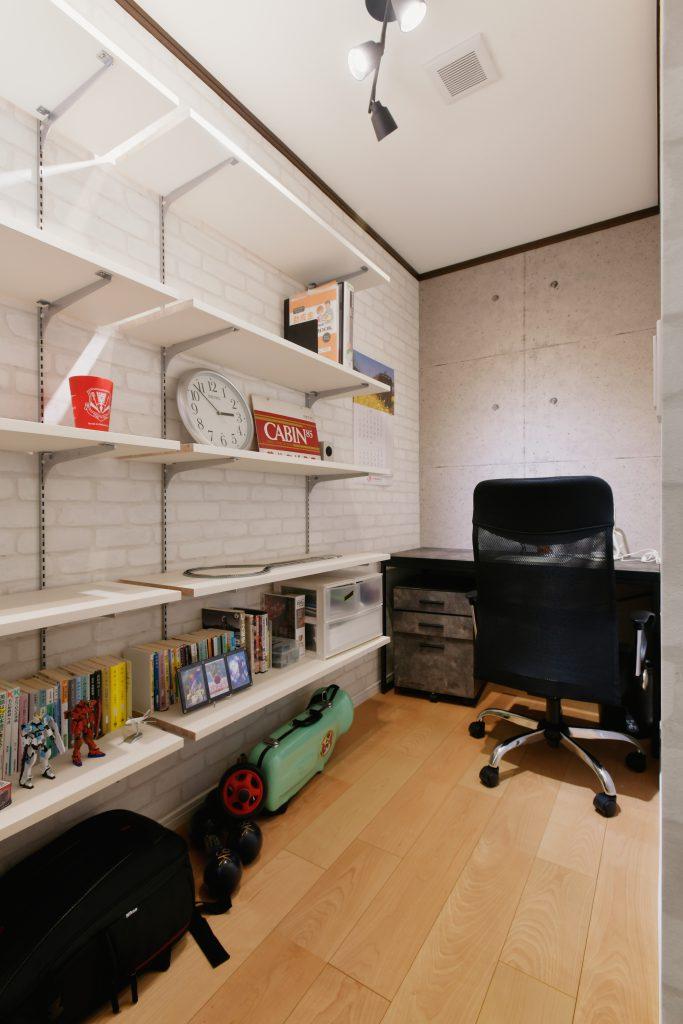 地下の趣味室には可動のコレクション棚を設置。