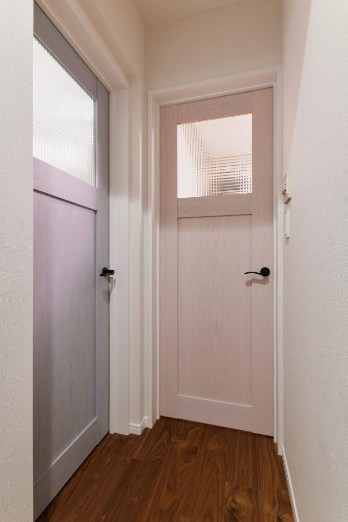 地下の二つの趣味室にはそれぞれ好みの色あいのドアをチョイス。