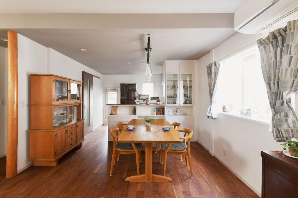 ダイニングの段違い天井は色を変えてアクセントに。