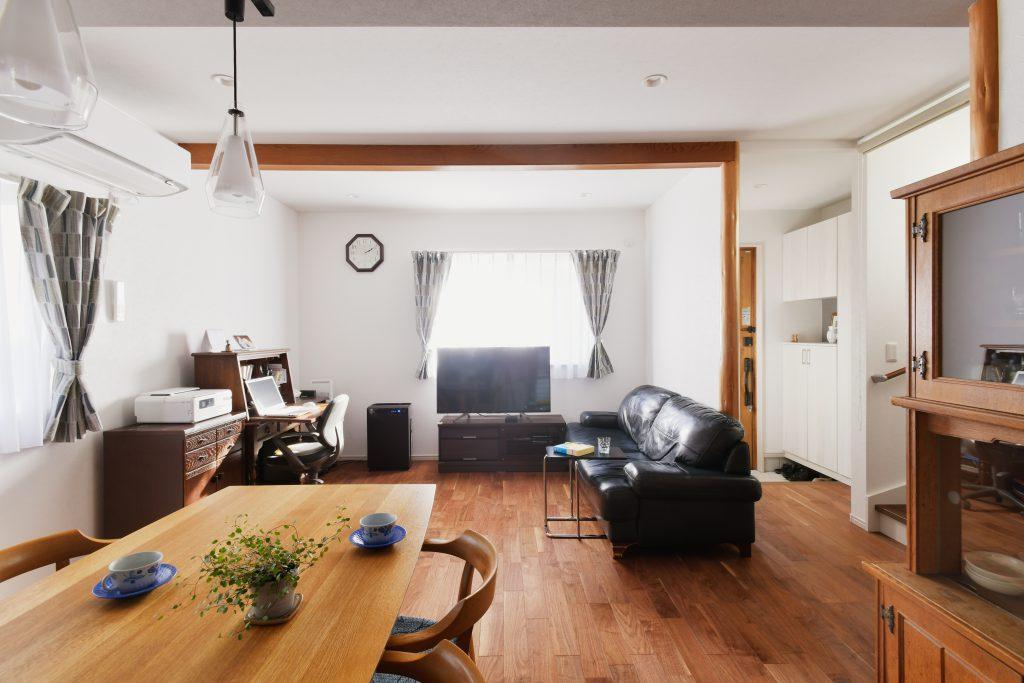 正面の壁には耐震フレームを設置した上で、窓を断熱サッシに交換。安心と快適が実現できました。