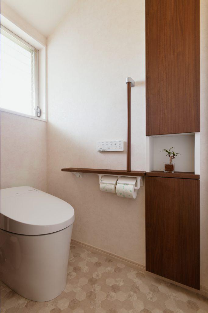 2階にはトイレを新設。寝室からすぐに使える位置で安心です。1階のトイレは向きを変えてゆったり使えるようになりました。