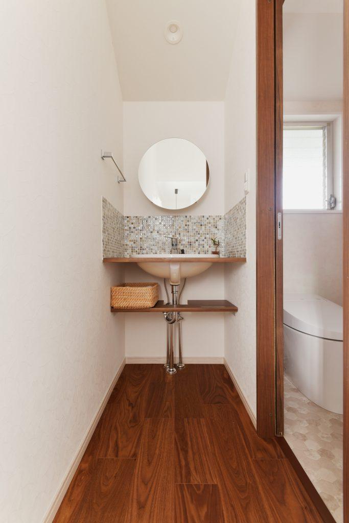 2階トイレの隣に手洗いコーナーも新設。こだわって選んだタイルで仕上げた気持ちの良い空間で、朝から気分があがります。