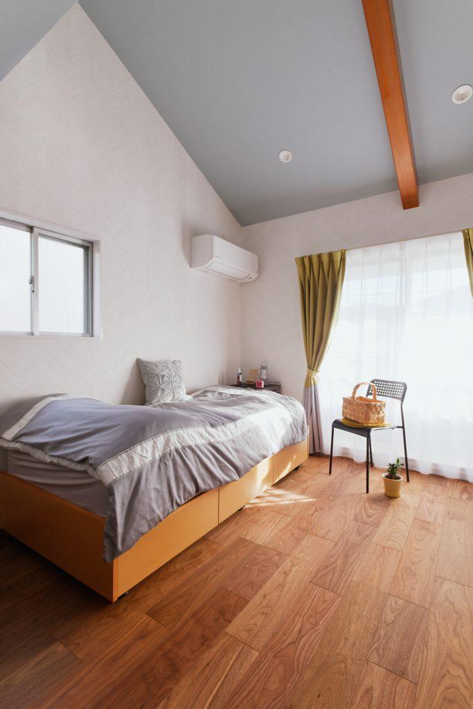 斜め天井にはアクセントカラーを採用しました。梁との組み合わせもいい感じです。