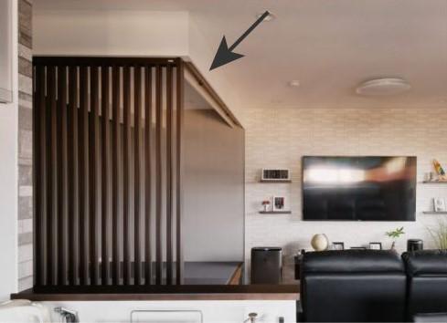 お休みなる時はロールスクリーンで仕切って落ち着いた空間に。普段はロールスクリーンが目に入らないように下がり壁を造作してすっきり見えるように納めています。