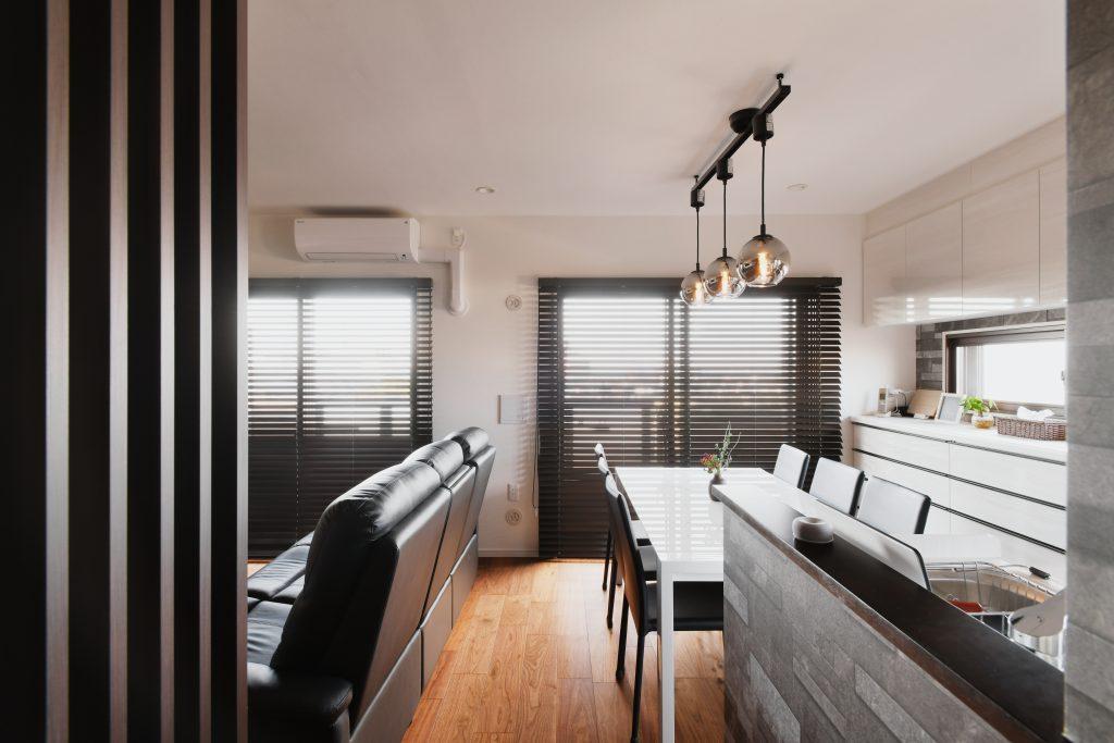 キッチンとダイニングが横並びの動線が良いレイアウト。