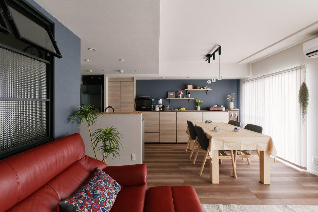 広くなったところにお気に入りのソファを置いてくつろぎスペースに。