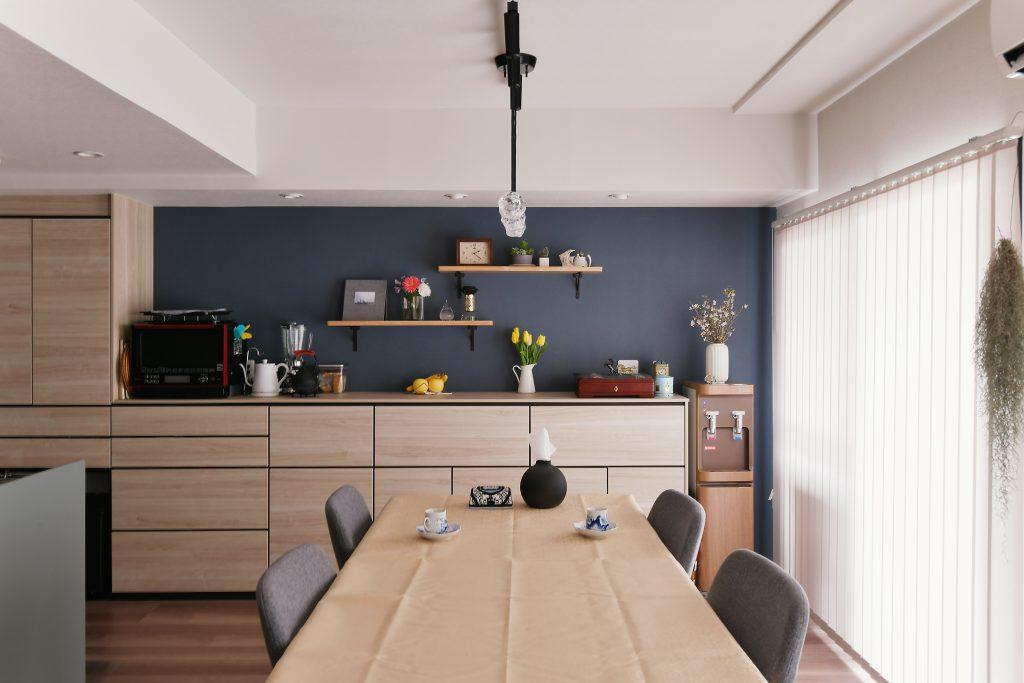 ネイビーのアクセントクロスとDAIKENの収納ミセルの木目柄が相性抜群。