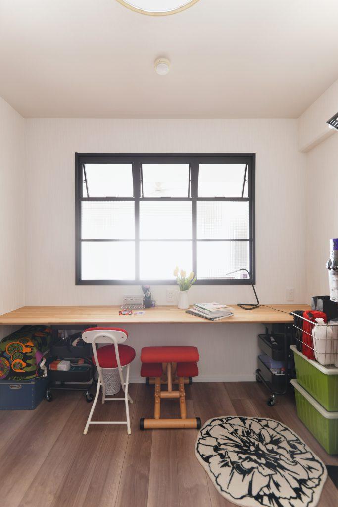 ご家族それぞれが趣味を楽しむお部屋になりました。室内窓のお陰で明るいお部屋になっています。