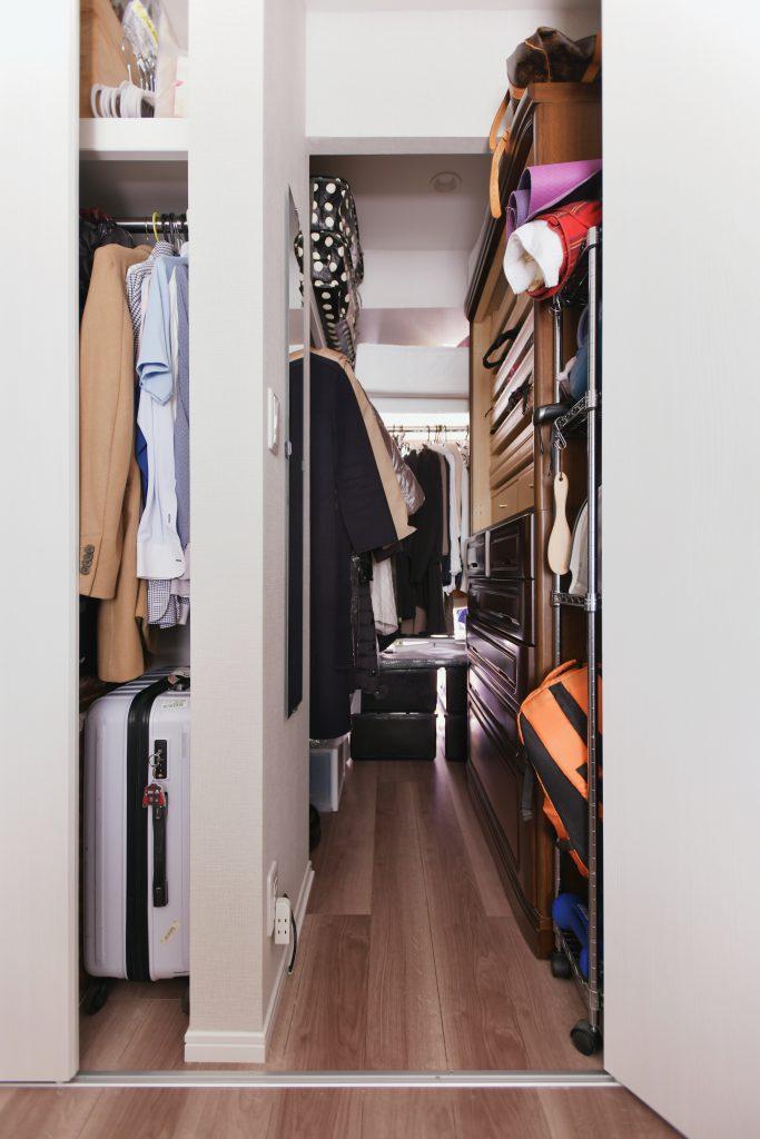 和室の押入れと寝室のクローゼットを合わせて、さらにスペースを広げた大きなWIC。ウォークスルーではありませんが、両方のお部屋から開け閉めができるので湿気が篭りません。