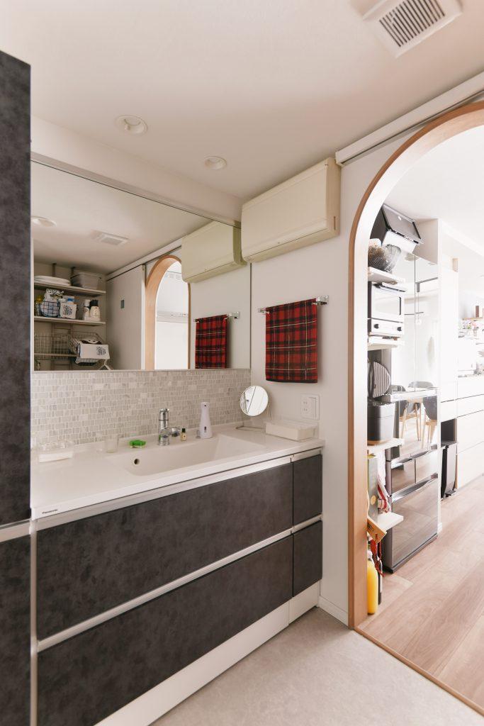 既製品の洗面台と鏡下に貼ったタイルで造作風に仕上げました。既製品と造作 それぞれの良いところを両方を楽しめます。