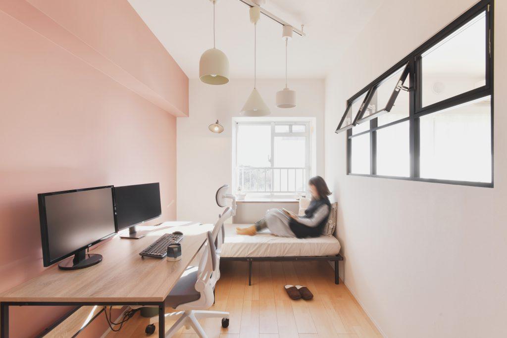 書斎部屋は室内窓を通してリビングからアクセントクロスが見えることを意識しました。選んだアクセントカラーは　”くすみピンク ”  ピンク過ぎず、淡すぎず、絶妙なピンク具合を選ぶのは意外と難しいのですが、とてもいい感じに仕上がりました。