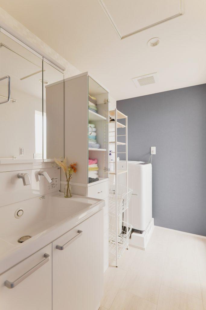 白を基調とした洗面室にもアクセントクロスを上手に採用。毎日気持ちよく使えます。