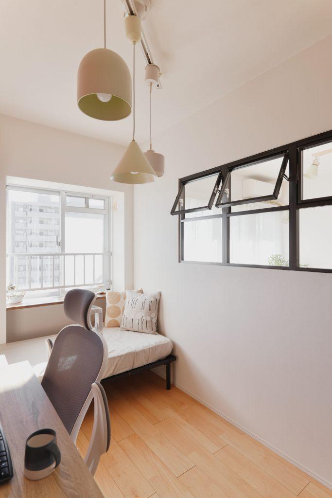 淡い色合いで仕上げた内装に黒枠の室内窓がちょうどよいアクセントに。採光・通風の機能ももちろん◎。