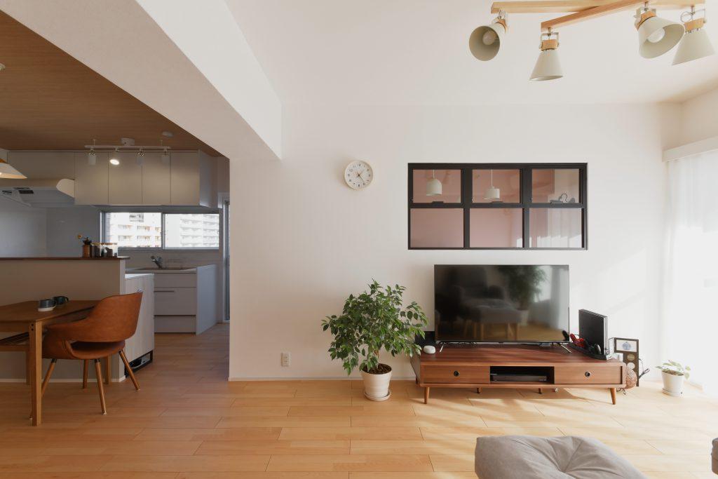 室内窓を通して見える ”くすみピンク ”が柔らかい印象を与えます。