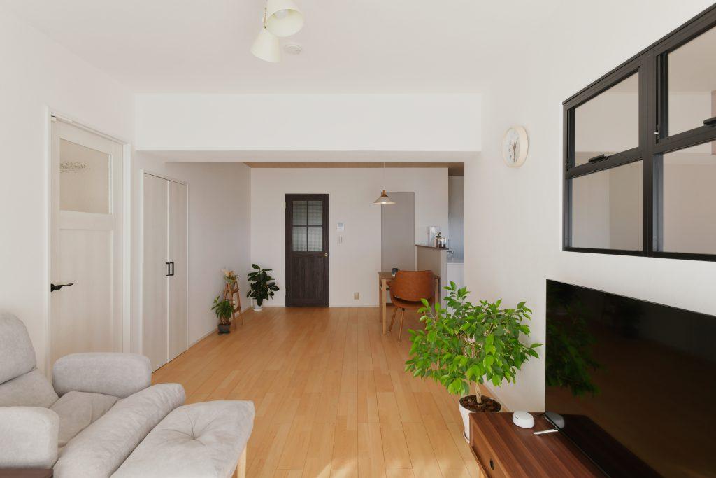 リビングドアは空間を引きしめるダークな色合いで。