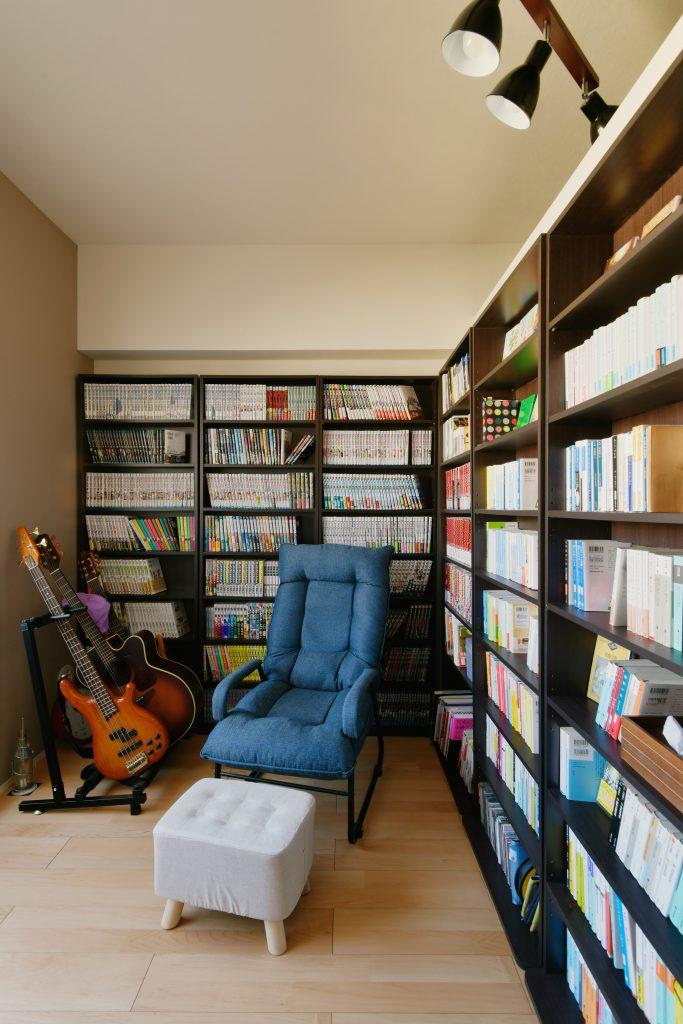 一部屋だったところを半分に分けて書斎を造りました。本棚をあえて天井まで作らず上部を抜いています。