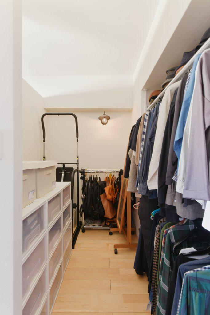 上部を抜いたことでほんのり光が届き通風もできるWIC。衣装ケースのサイズに合わせて壁を設計しました。