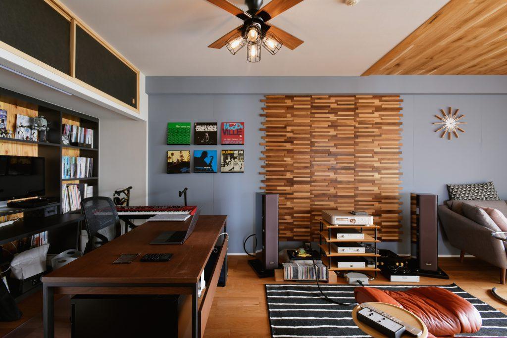元和室だったところはご主人様のオーディオスペース兼書斎に。デスクコーナーは和室の押入れだったところを活用しています。押入れの天袋はそのまま活用して、襖を黒にすることで何ともかっこいい空間に生まれ変わっています。写真正面の壁は音響を考慮して木の下地にクロス仕上げ、ウッドパネルも貼って雰囲気も上々。