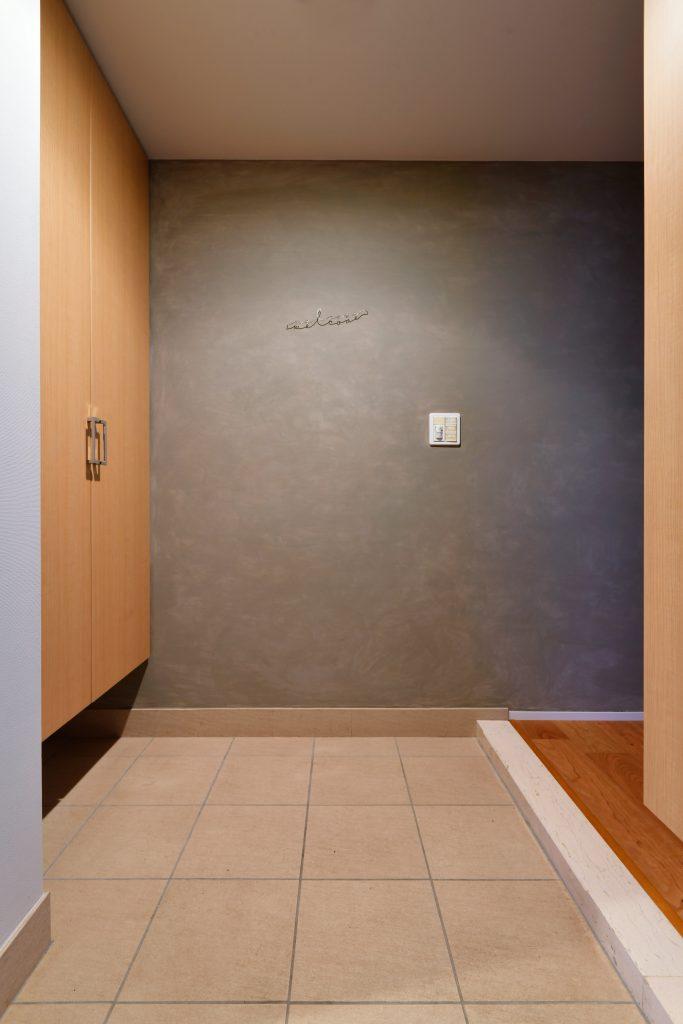 すっきりとした玄関ホール。壁の左官仕上げと「welcome」の針金細工はご主人様の力作！