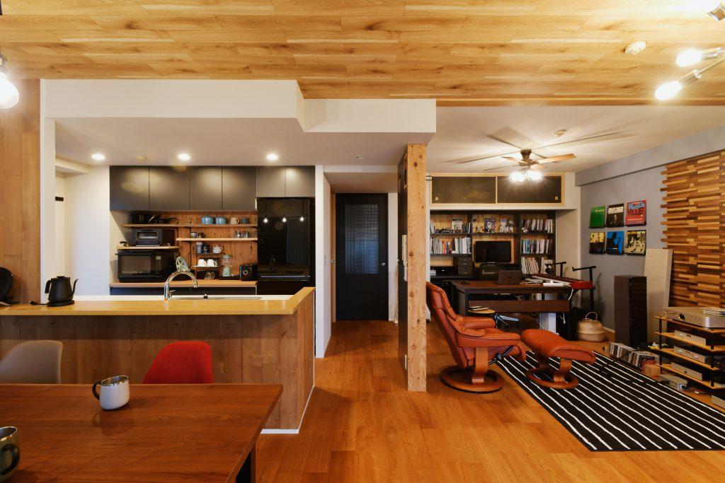 ウッドパネル下部にはオーディオ専用のコンセントを設けました。ノイズが入ることを極力抑えています。