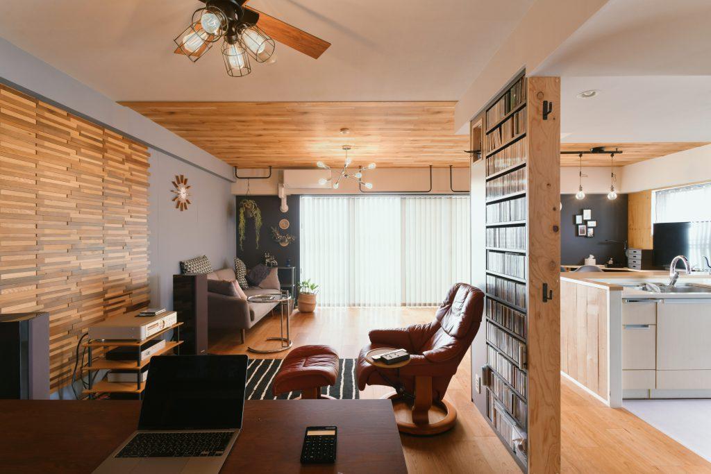 キッチンとオーディオスペースの間には天井までの高さのCDラックを造作。ぴったりと納まり無駄が全くありません。ルーター置き場も組み込んであります。ちょうどキッチンからはあいまいな目隠しにもなって同じ空間で過ごしながらもプライバシー確保も万全です。