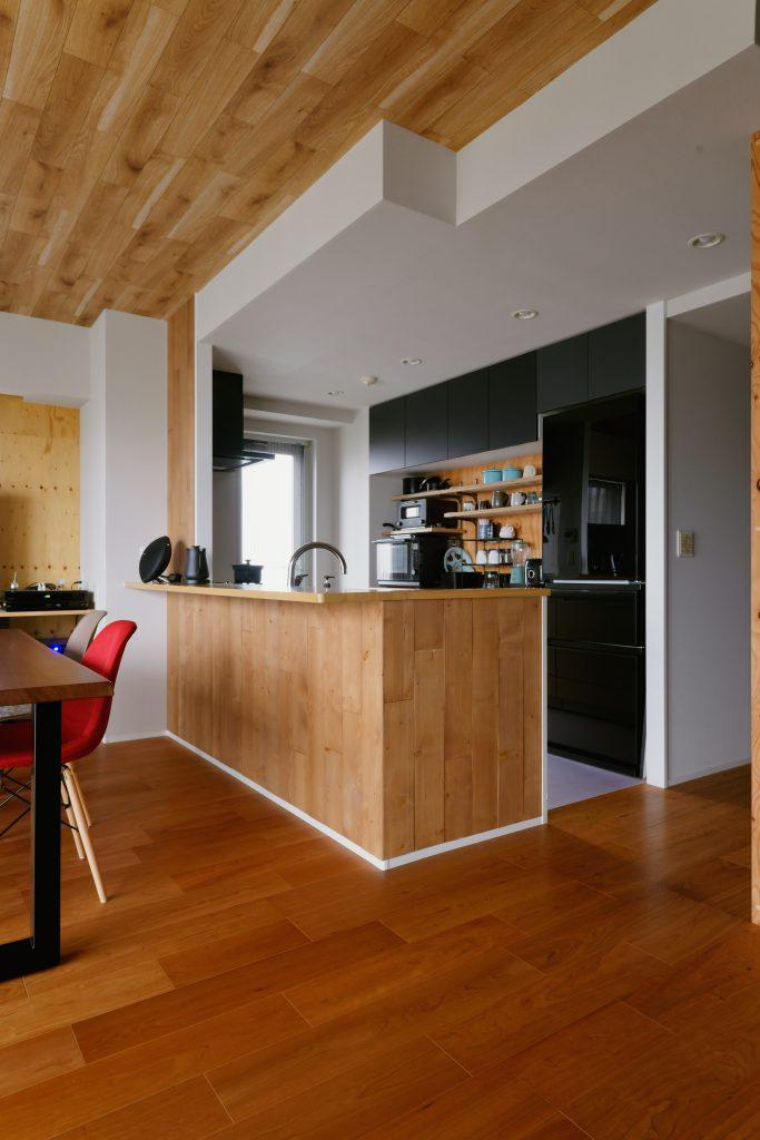 キッチン本体は既存を利用。以前は吊り収納と下がり壁のあるスタイルでしたが、吊り収納をなくして開放的な空間になりました。腰壁には木を貼りました。