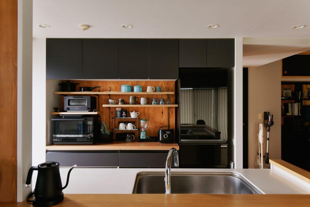 キッチンバックカウンターはあえて合板仕上げ。黒いキッチン収納と合板の少し無骨な感じが良くマッチしています。