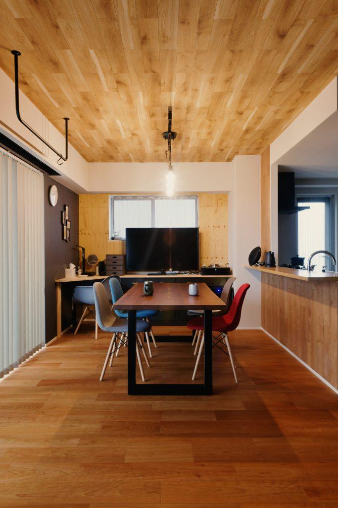 床材は幅広のブラックチェリーで無塗装の自然な風合いがあるライブナチュラルMSXを採用。