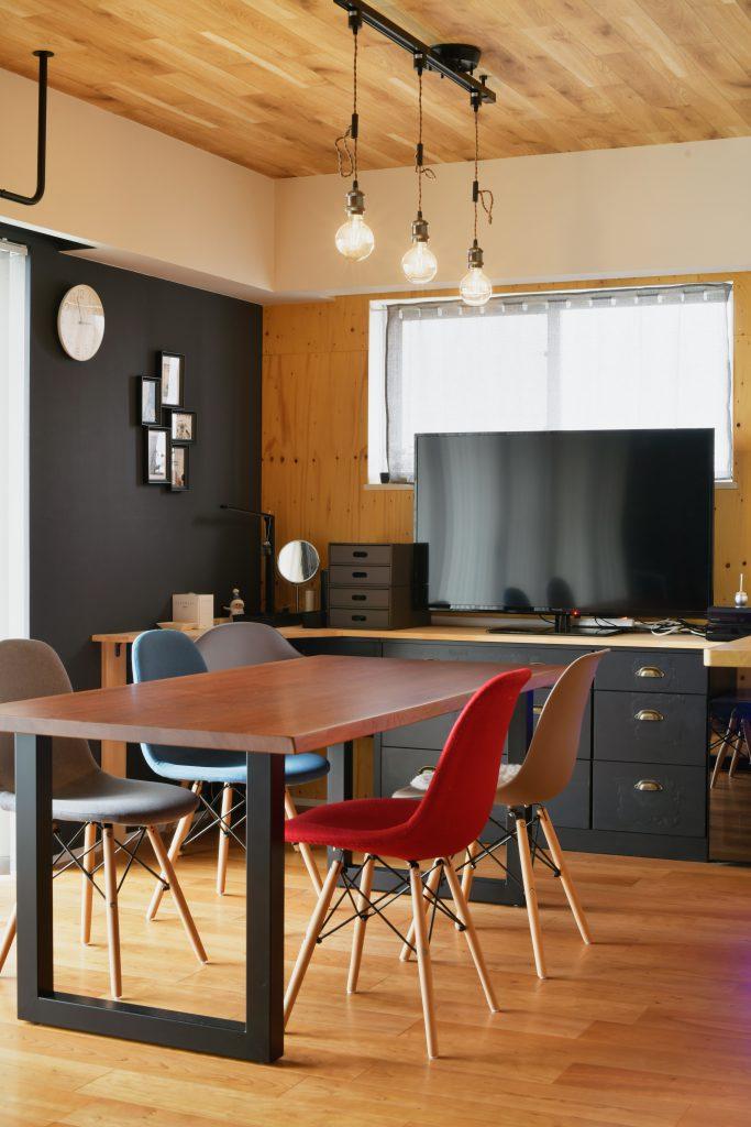 造作した家事コーナーには椅子がきちんと納まります。