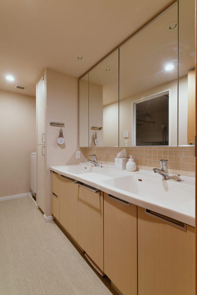 床をアドヴァンの長尺シートで張り替えました。グレードの高い商品を選んでホテルライクな仕上がりに。（設備は既存利用）