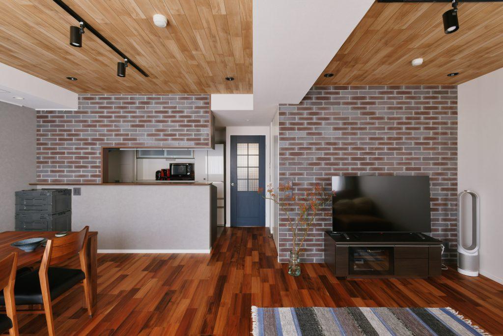 写真正面は外装用タイルをセレクト。存在感のあるタイルはインパクト大。