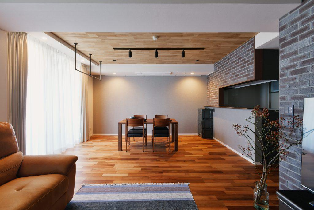 天井と床の木種の違いも壁が良く調和してくれます。家具にもこだわっています。