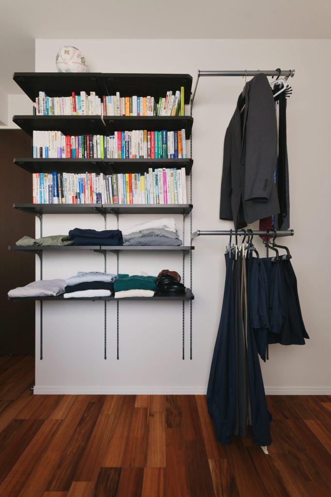 使い勝手に合わせてレイアウトを変えられる可動棚と魅せる収納を組み合わせて。