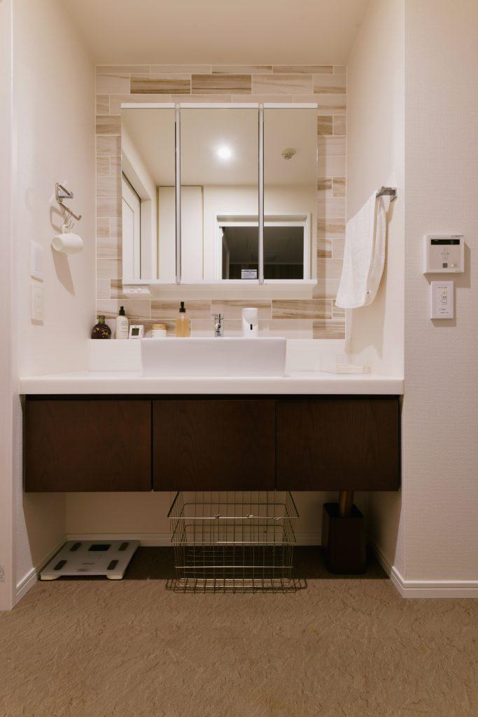 床を浮かせた洗面台。ホテルライクな雰囲気です。