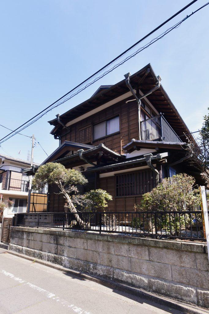 純和風の外観はあえて雰囲気を壊さないように、屋根は新しく張り替え以前と同じ雰囲気のサイディングを組み合わせました。