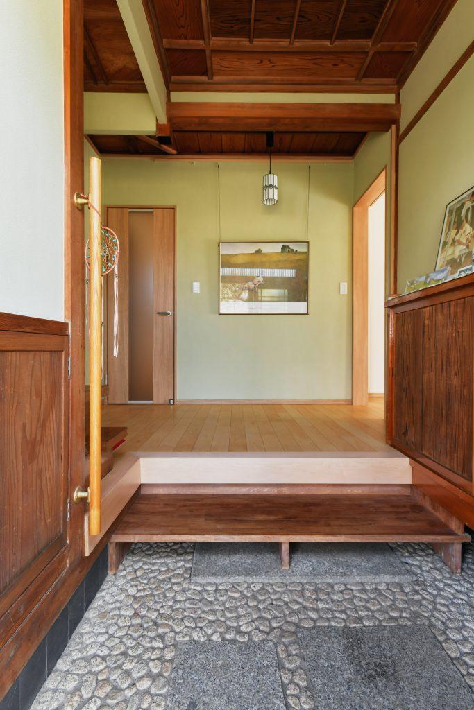 玄関は純和風の雰囲気を壊さないように内装だけ新しく。