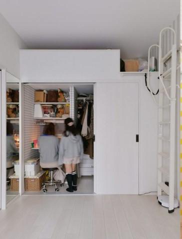 もと和室の押入れだったスペースを活用して趣味の裁縫をいつでも楽しめるスペースを作りました。上部はロフトになっていて季節ものなどの収納に大活躍。