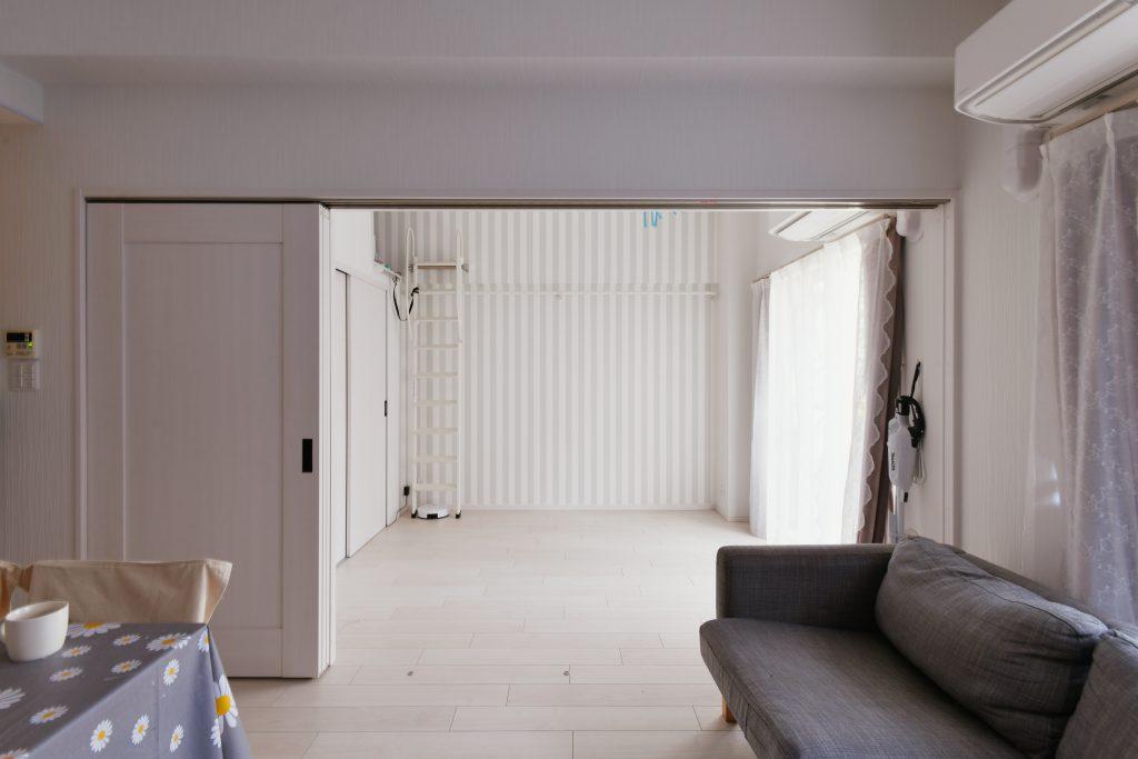 元和室はリビングと一体になった寝室に。引戸を閉めると落ち着いた寝室。開放していれば広々リビングとして使えます。