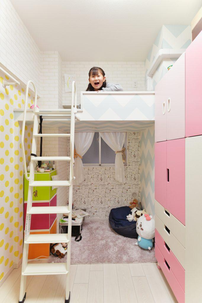 カラフルなクロスで仕上げた秘密基地の様なロフトベッドつきの子ども部屋はお嬢様自身にクロスを選んでもらいました。大胆な柄のクロスですが、組み合わせの妙で仲良く納まっています。