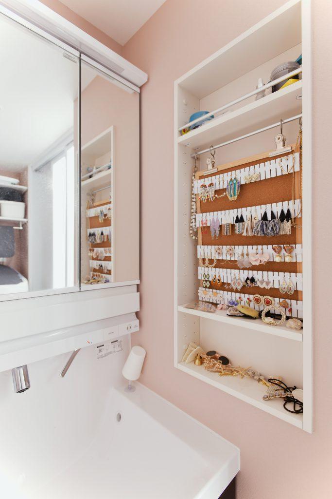 奥様イチオシの洗面室のアクセサリーコーナー。埋込収納ですっきり、そして何より出し入れしやすい優れものです。