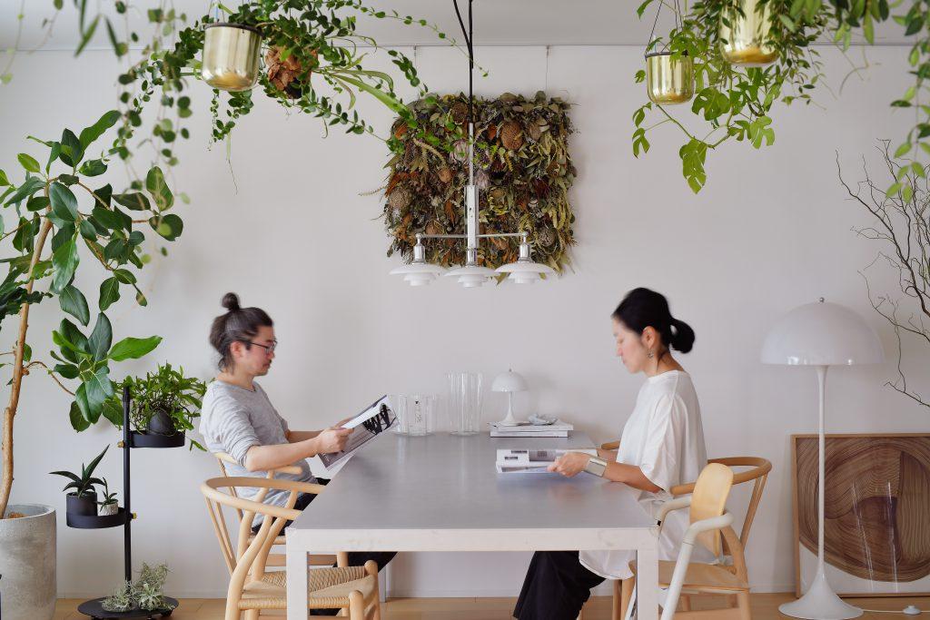 こだわりぬいた内装とたくさんのグリーンたちで心からくつろげるリビングに