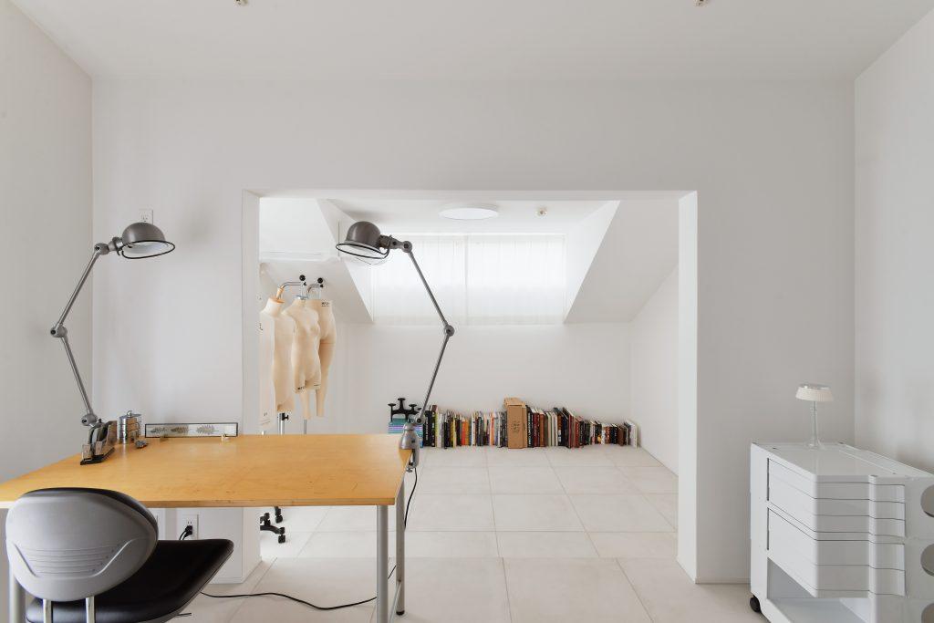 2階のワークスペースは内装を白に統一。