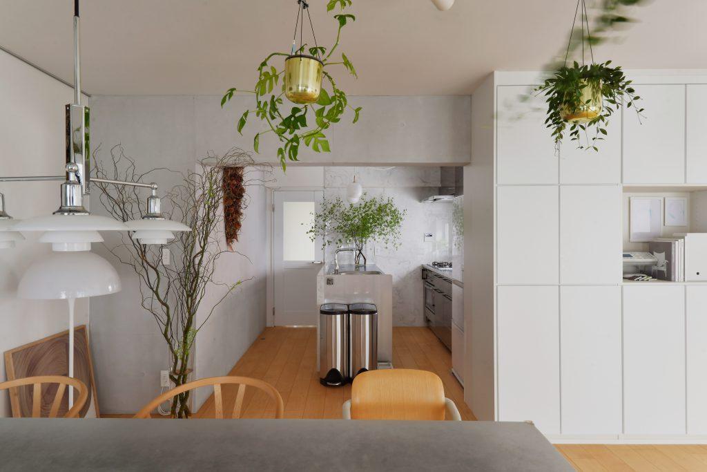 以前はセミクローズのキッチンが開放的なキッチンに。生活感がでてしまう冷蔵庫がリビングから見えないようにすることにこだわりました。造作収納は収納アドバイザーの資格を持つ奥様と相談しながら進めました。壁に見えるような設計と、ルーターを上手に隠している収納ボックスの使い方など、正に「目からウロコ」です。