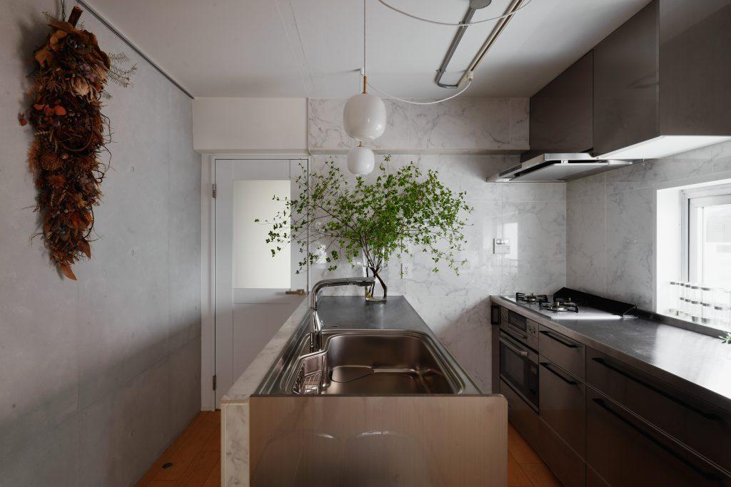 キッチンはⅡ列型にレイアウト変更。以前の廊下部分をキッチンに取り込むことで視線が広がる空間へ。キッチン前面の腰壁はあえてキッチンと同じ高さのフラット仕上げ。視線を妨げないいようにすることを大事にしました。